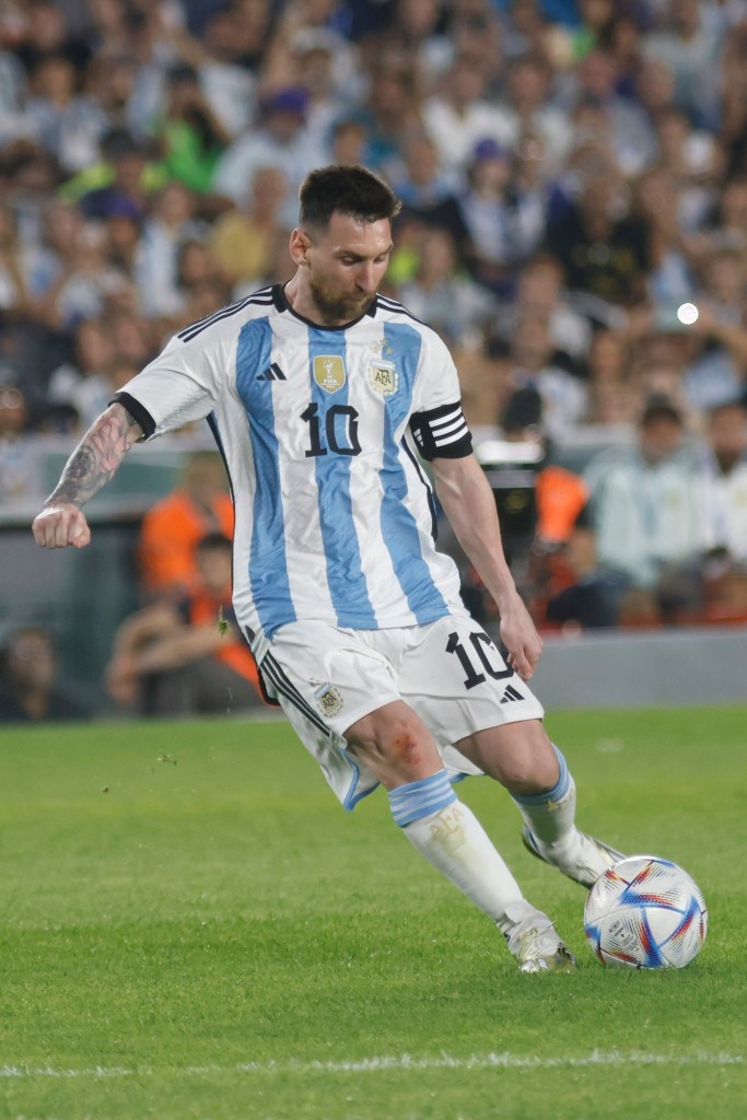 Photo of Lionel Messi with a soccer ball at his feet, ready to pass. With the international team costume. 